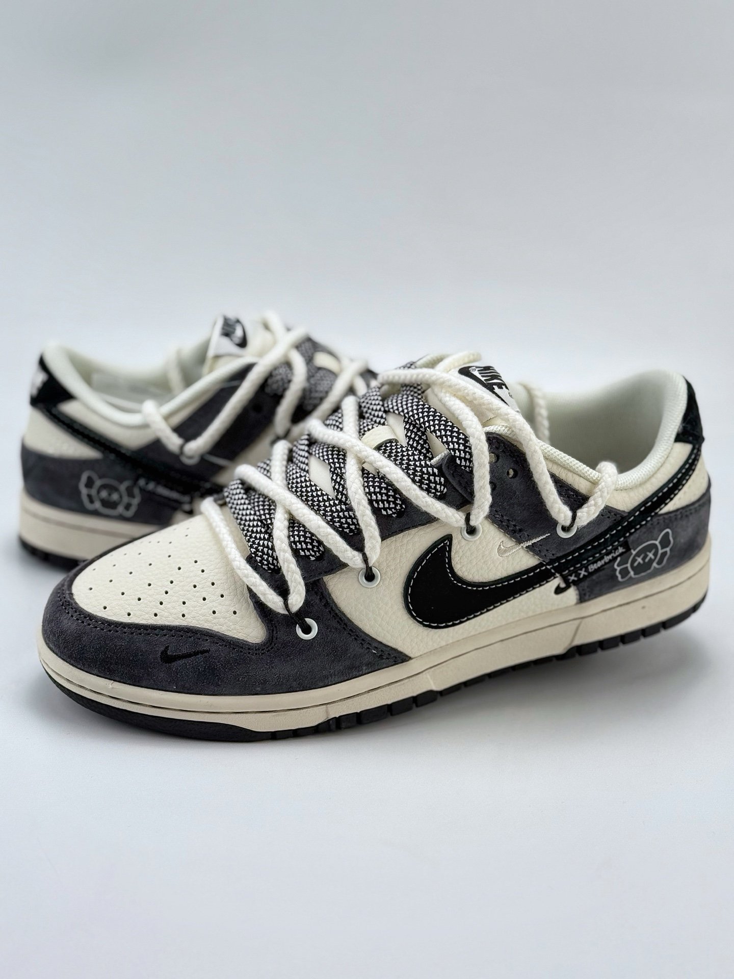 nike sb dunk low x bearbrick white and black three small hook straps full of stars